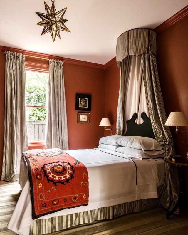 Always nice when you get to pop in on old projects and you are still as smitten as the day you installed! #nolapiedaterre #guestbedroom #striped #melissarufty 
Design: @melissarufty 
Photo: @augustasagnelli